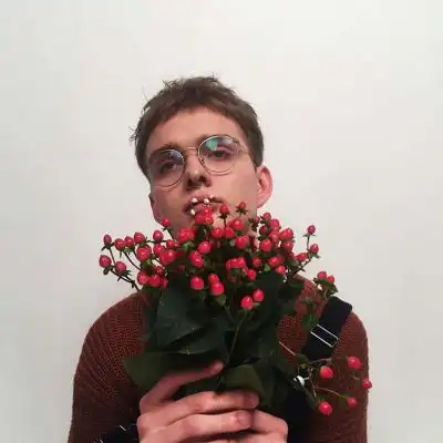 手里捧着花拿花的男生头像