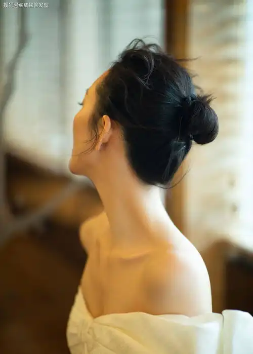 王鸥身穿mithridate礼服,钻石落泪妆跨界歌王一展歌喉,歌声超美