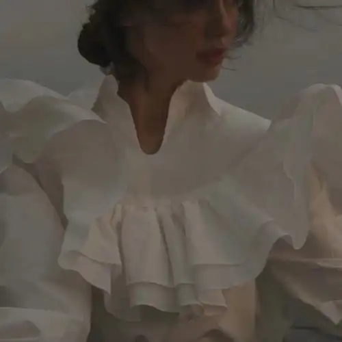 欧美风女头像高冷,一个人在海边是孤独的