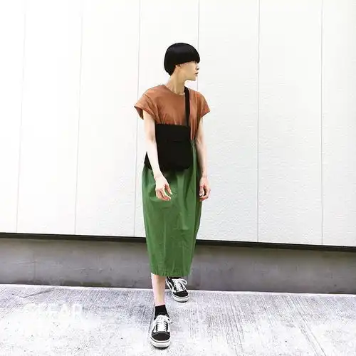 这位日本女生的中性穿搭耐看又时尚,谁会想到她已育有3子