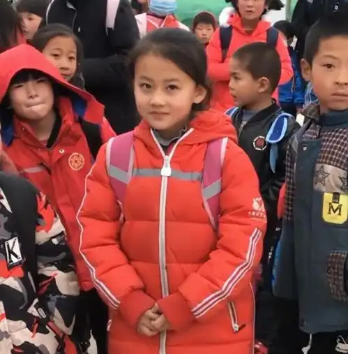 3年前,宁夏7岁小女孩一笑成名,后父母拒百万签约,如今咋样了