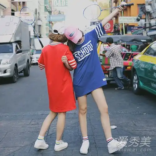 比她男朋友更亲密在闺房里一起打扮,展现bff时尚