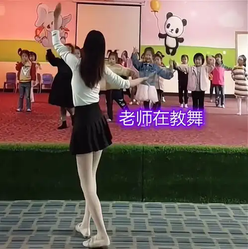 幼师太苦了广西一女子等家长来接孩子,等到接近崩溃