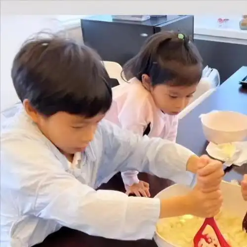 霍启刚父亲节分享孩子下厨照片小女儿首次露面