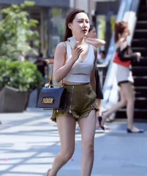 小姐姐红色格纹上衣,搭配上白色的短裤,很有少女范