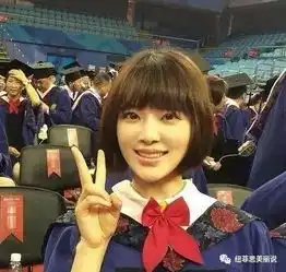 央视春晚主持人也在整容啊,就她把自己整成塑料人还不自知吧