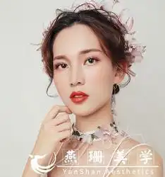 广州燕珊美学设计moko简约而唯美的造型衬托出新娘的高贵,美得淡雅脱俗,典雅而不失浪漫的柔美气质