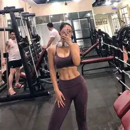 普通女孩除了工作就爱健身,练出曲线身材,腹肌让男人羡慕