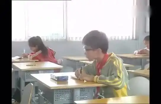 小男孩戴上了魔法眼镜,一眼就看到小女孩内衣没扣扣子