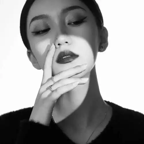 高级质感黑白女生头像