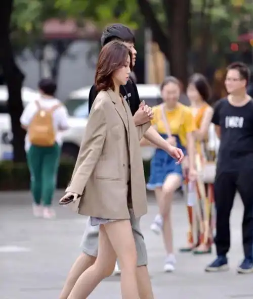 美女穿搭,小姐姐选择了一条黑色连衣裙,打造出窈窕身材