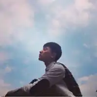 一左一右情侣头像撕扯过的眼泪恬不知耻