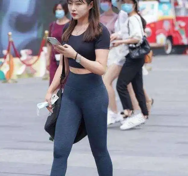 柔美多姿的瑜伽裤美女,不装嫩不显老,显白美丽