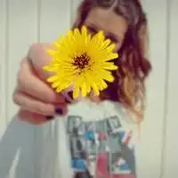 有没有手拿鲜花的女生头像