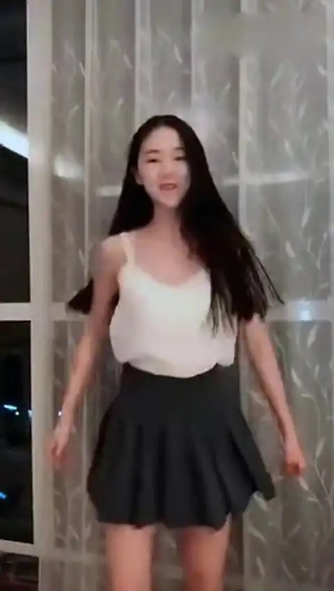 清纯女友边跳边笑,看得出来头次上镜还是害羞