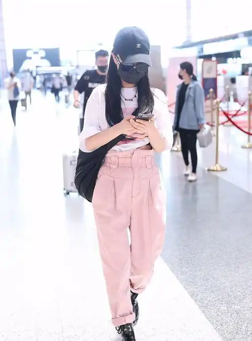 薇娅不愧是时尚女主播,穿粉色工装裤走机场好飒美,少女感十足