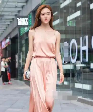 街拍朱唇粉面仙气飘飘的美女,穿着休闲简约气质时尚美极了