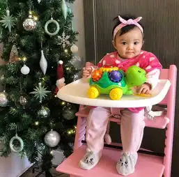 熊黛林抱着小女儿玩自拍,lyvia还没进入状态就被妈妈抓拍