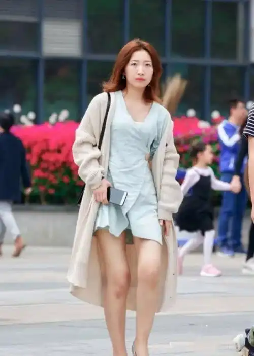 面带微笑的气质美女,身材好气质佳,白色连衣裙简洁清新