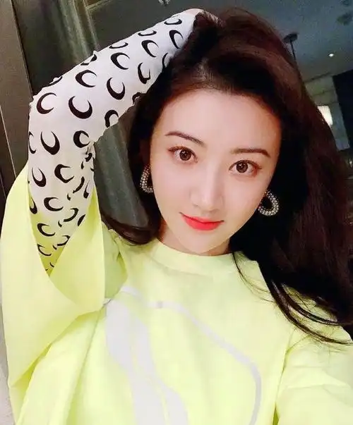 景甜,荧光绿t恤搭配月牙内搭,少女感爆棚