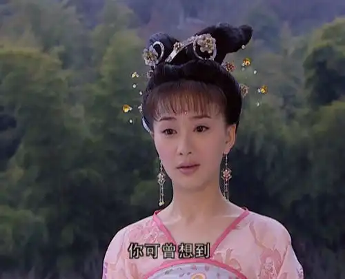 头上插满水晶大头针的古装女子,张俪清新于莉妖娆不失霸气