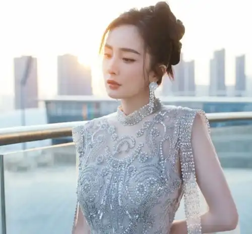 同是蓝色毛衣,杨幂穿出高贵女王气场,而鞠婧祎像穿地摊货
