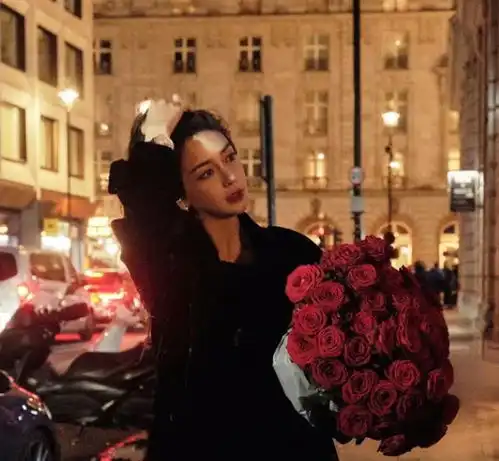 暗戳戳的开始活跃了杨颖35岁生日照手捧玫瑰,频繁营业人气高