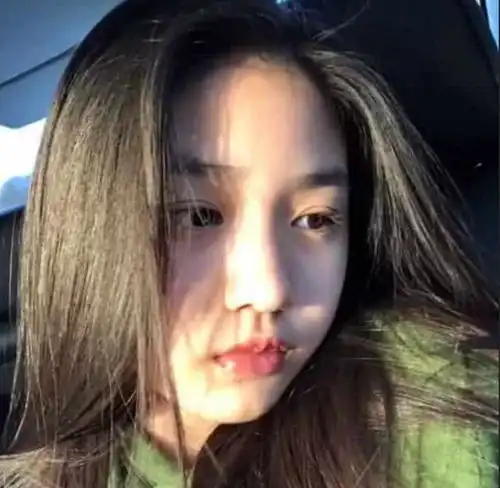 汪峰大女儿越来越美晒近照穿衬衣对镜摆拍,14岁气质高冷显成熟