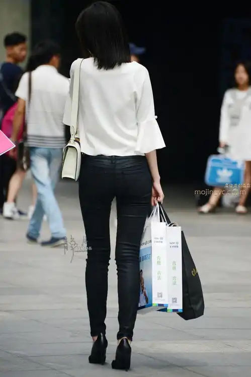 街拍裤子曲线完美的短发美女,侧脸有点像赵薇