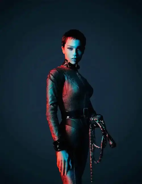 新版蝙蝠侠4大角色同框韦恩老爷拎个包上场,猫女身材太美了