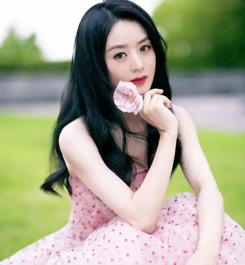 中餐厅赵丽颖翻车了吃饭胡乱扒菜,干活偷懒被骂没素质