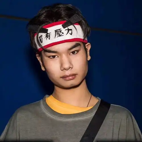 真香发际线男孩小吴拍时尚大片