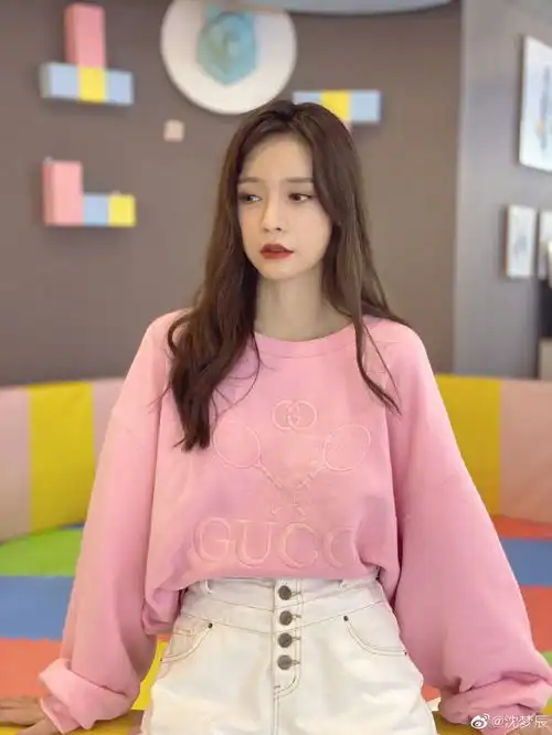 组图沈梦辰分享粉色系look美照穿卫衣搭短裤眼神温柔淑女