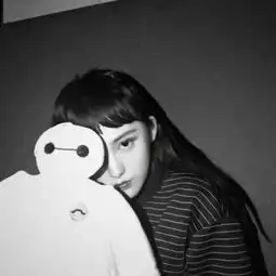qq头像女生黑白世界你融入不了实话不中听谎话更迷人