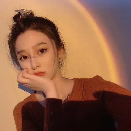 美女记者侯紫薇晒照引争议,称央视镜头与真人有差距,遭网友吐槽
