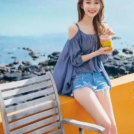 极具个性的牛仔裤美女,秀出漂亮的姿态,太吸引人了