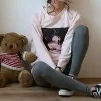 女生头像下半身盘腿坐微信头像图片大全