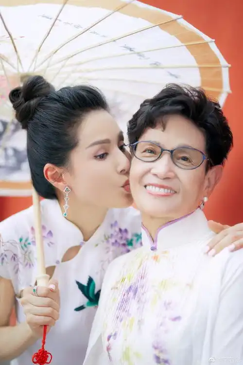 李若彤晒老照片,她如今已经54岁了,曾险些为爱自杀,至今未婚