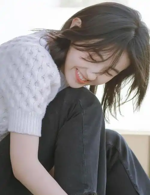 妹妹张子枫穿校服裤走机场,看到她的电棍腿后,确定19岁吗