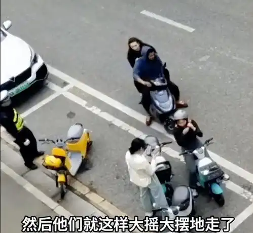 贵阳一交管路边查不戴头盔,一外国小伙免罚离开,其女友笑哈哈
