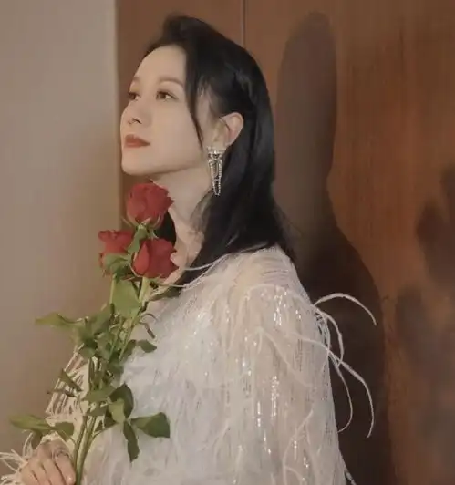 靠内衣广告火遍全国的知名女星连曝大瓜已离婚,有孩子,热恋中