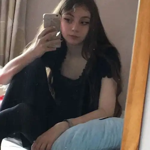 14岁英国怪病美少女,直播化妆萌翻无数网友好可爱,但感觉真的很痛苦...