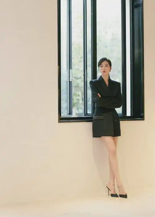 宋茜今日直播造型黑色真空西装裙干练十足女霸总我可以