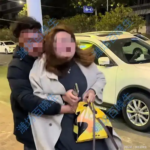 精致女孩收了彩礼,街头假装不认识男方,被对方抱住不让走