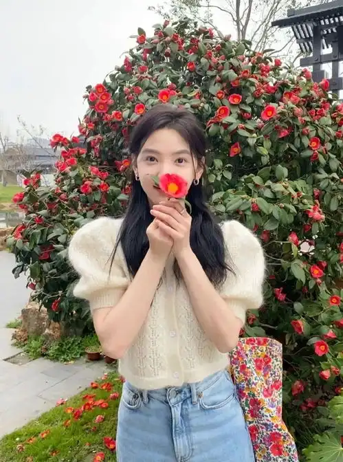 下周赏花去抱花少女刘诗诗的赏花照,学好