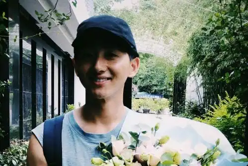 沈月恋情疑曝光当街与男生牵手,这些小举动像极了情侣