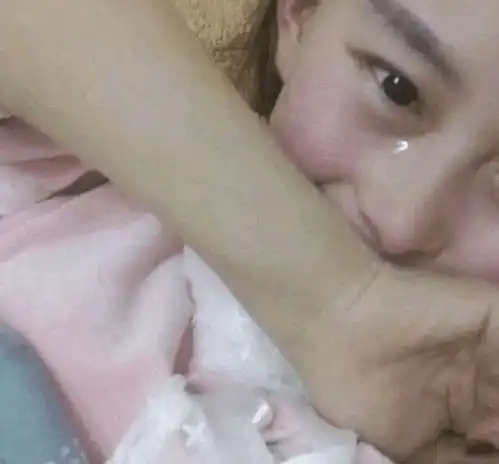 服务区上演男女同厕景象,女性冲进男厕所一起抢位置哈哈情侣网易订阅