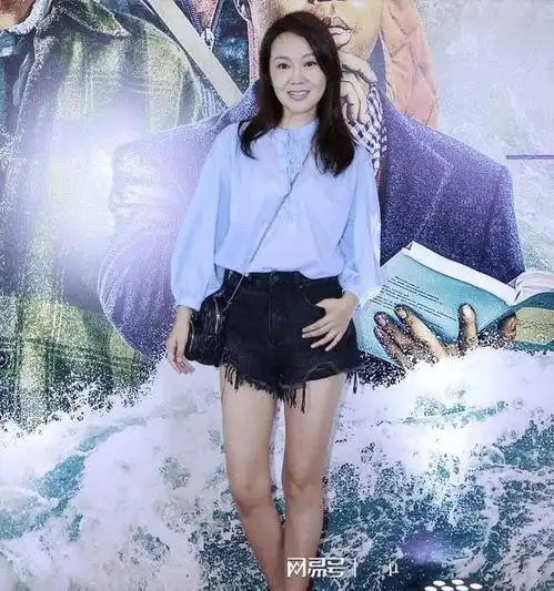 小彩旗的牛仔短裤搭配蓝色衬衣,闫妮找到18岁的感觉