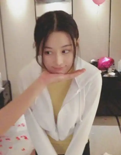 张馨予晒男友视角疑公布恋情遥呼李晨范冰冰网友称太甜蜜