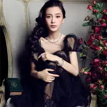 angelababy高贵造型登封面传播美丽正能量